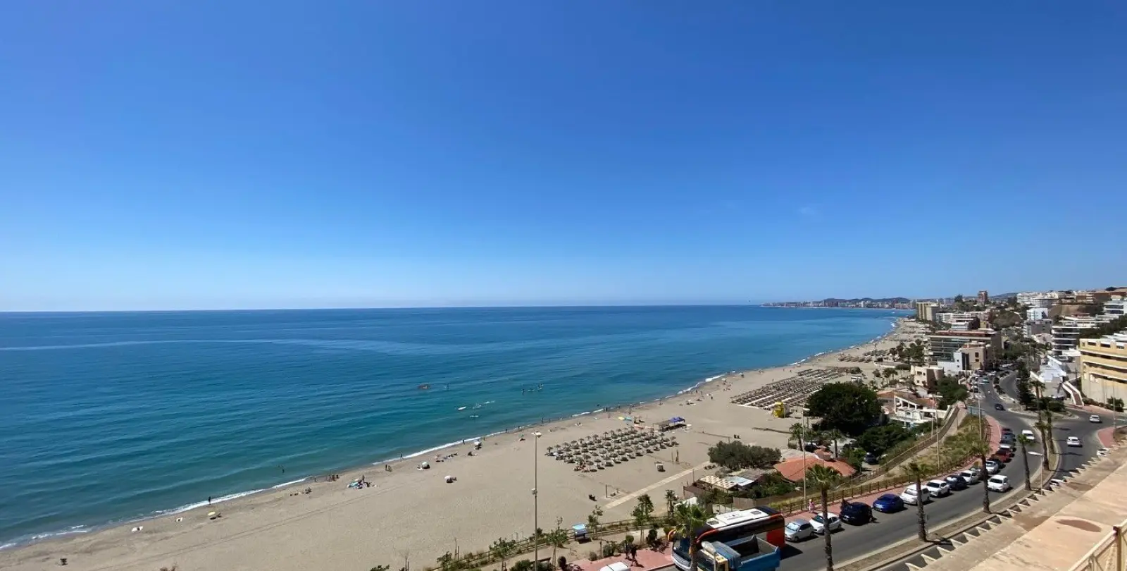 Venta de apartamento en planta media en Carvajal 44