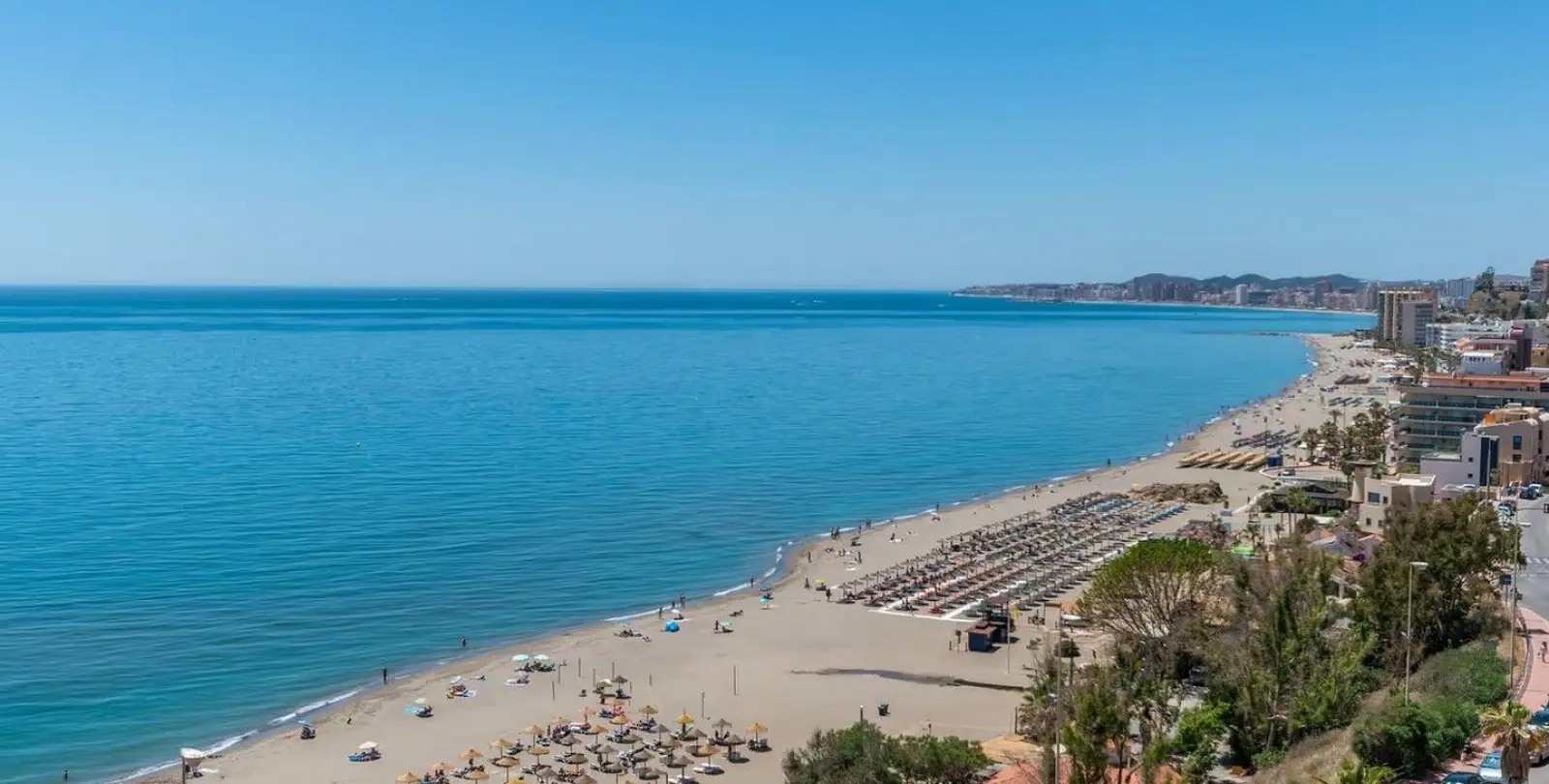 Venta de apartamento en planta media en Carvajal 45