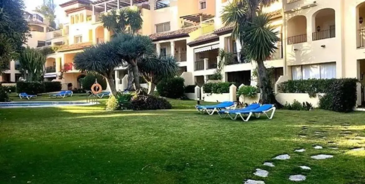 Venta de apartamento en planta baja en Guadalmina Alta 1