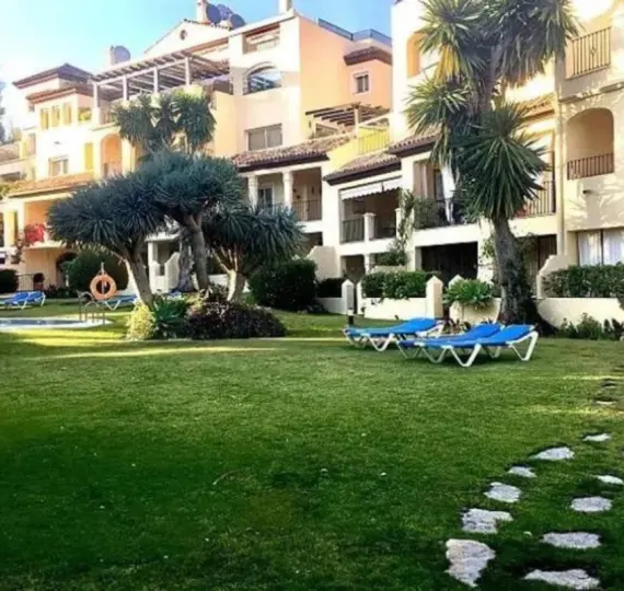 Venta de apartamento en planta baja en Guadalmina Alta