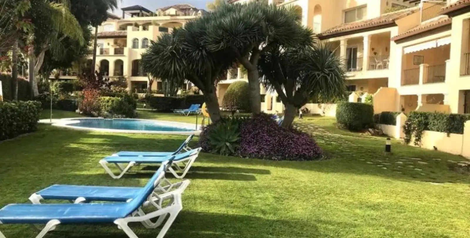 Venta de apartamento en planta baja en Guadalmina Alta 10