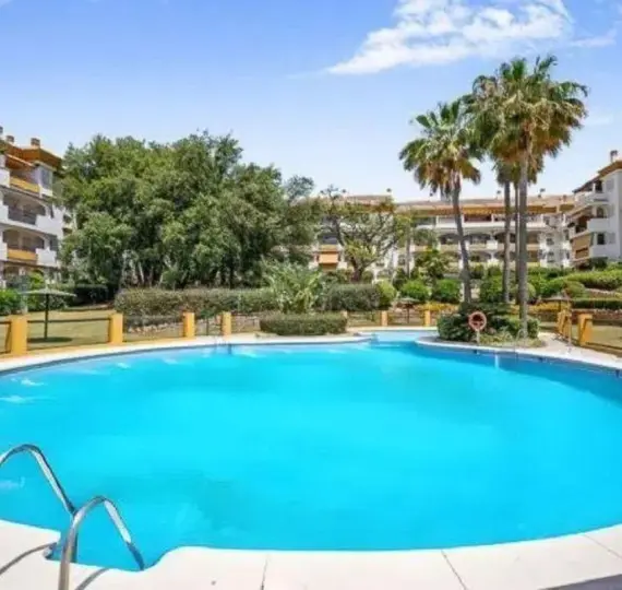 Venta de apartamento en planta baja en Nagüeles
