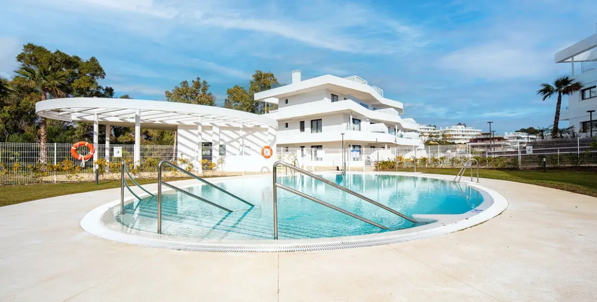 Sale of middle floor apartment in Estepona (district Estepona) 1