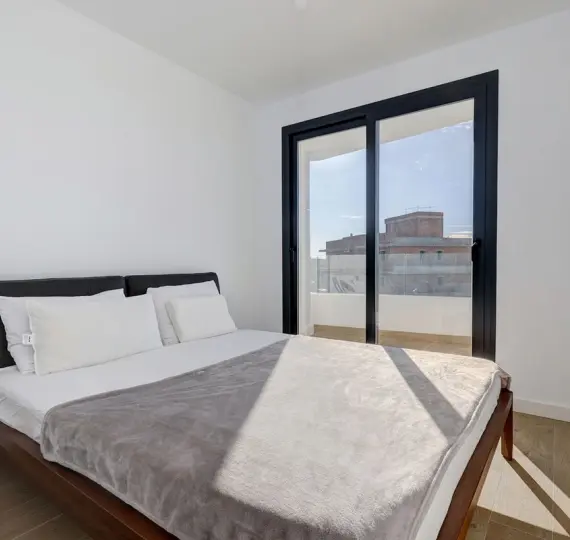 Middle floor apartment R4964029