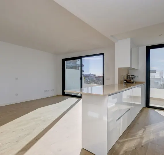 Middle floor apartment R4964029