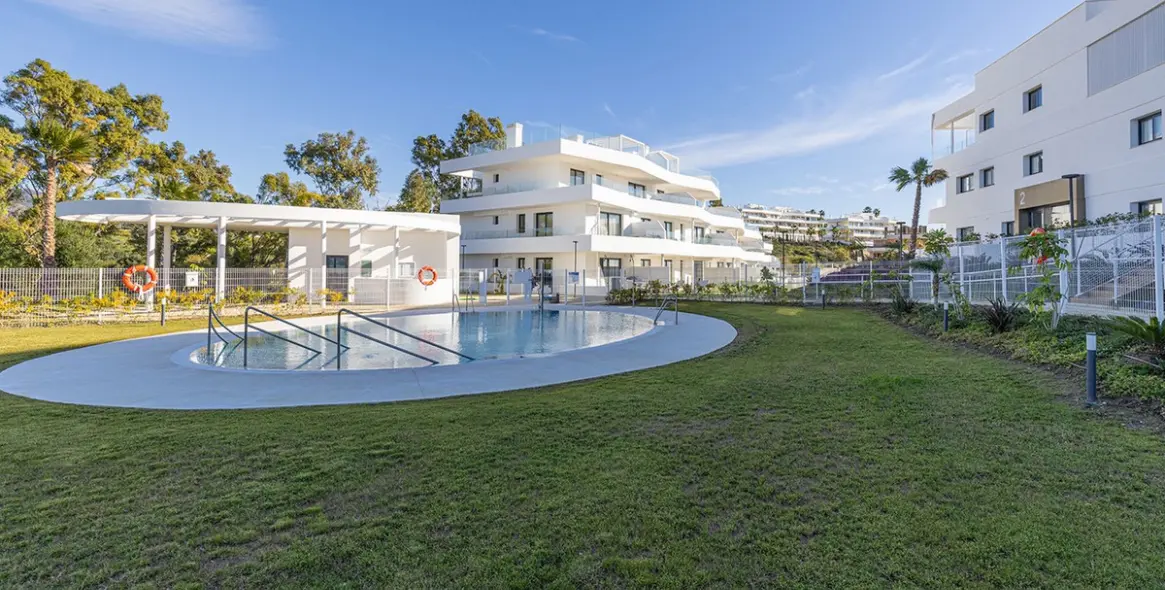 Sale of middle floor apartment in Estepona 24