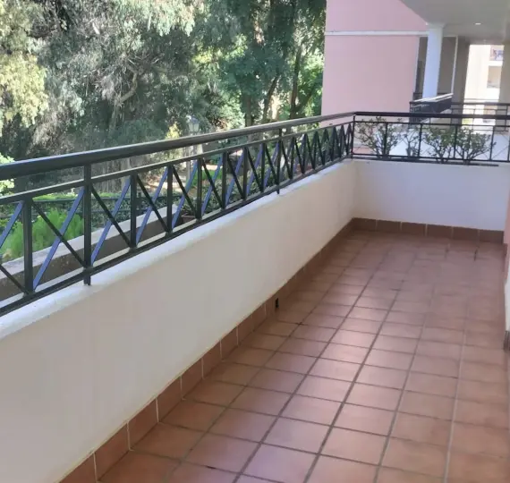 Продажа апартаментов на среднем этаже в Nueva Andalucía