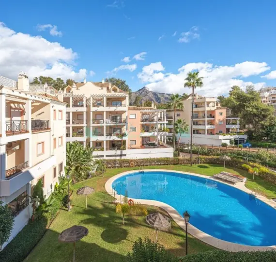 Продажа апартаментов на среднем этаже в Marbella