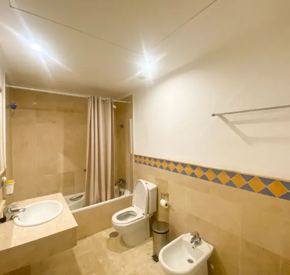 Продажа апартаментов на среднем этаже в Marbella