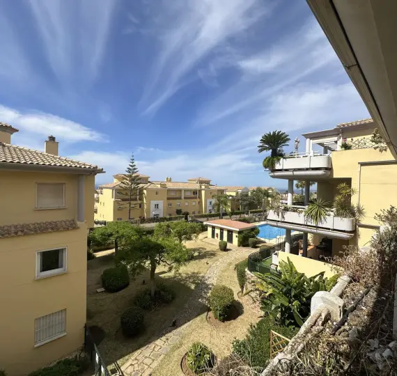 Продажа апартаментов на среднем этаже в Cabopino