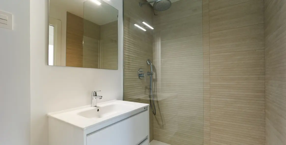 Sale of middle floor apartment in Estepona 19