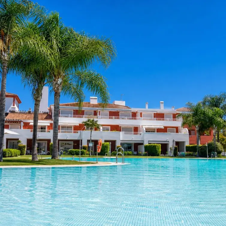 Sale of ground floor apartment in El Paraiso