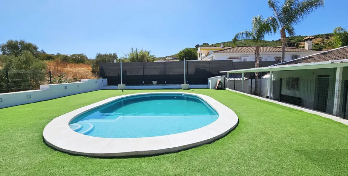 Sale of detached villa in Coín 2