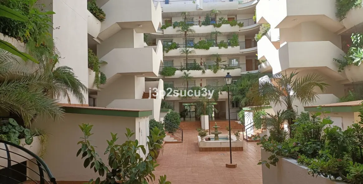Venta de apartamento en planta baja en Guadalmina Alta 19