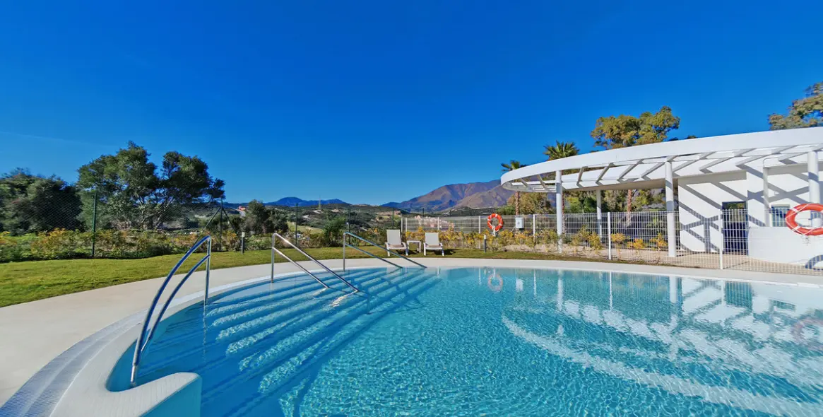 Продажа апартаментов на среднем этаже в Estepona 12