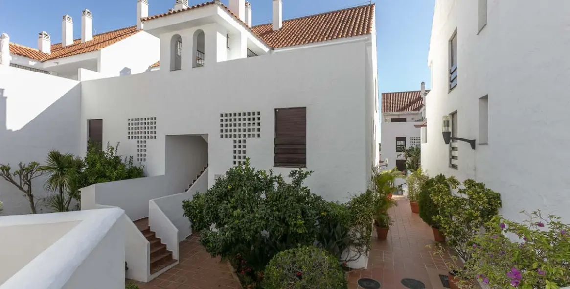 Sale of ground floor apartment in Nueva Andalucía 9