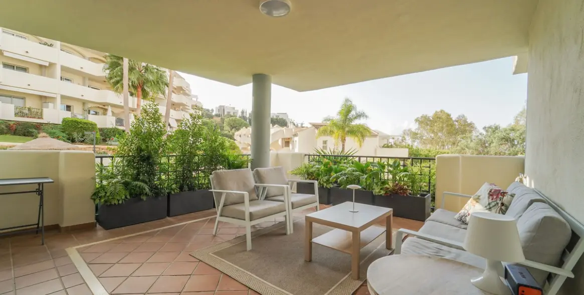 Sale of ground floor apartment in Elviria 18