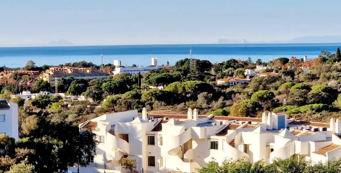 Sale of ground floor apartment in Elviria 23