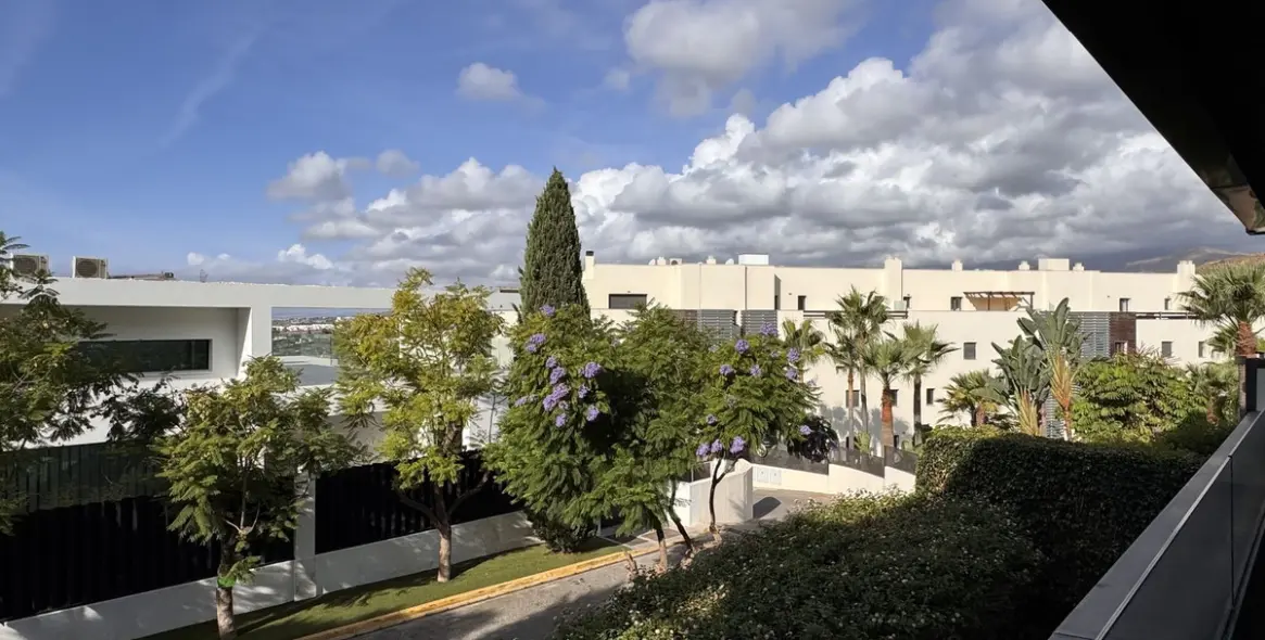 Продажа апартаментов на среднем этаже в Los Flamingos 9