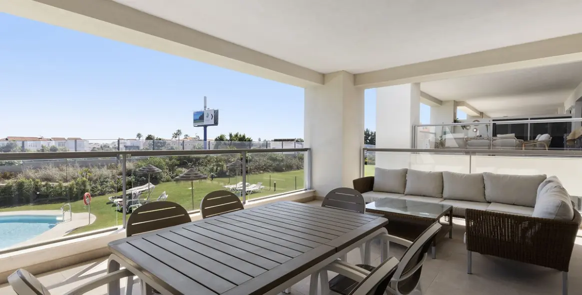 Продажа апартаментов на среднем этаже в Casares Playa 2