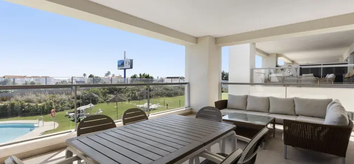 Sale of middle floor apartment in Casares Playa 1