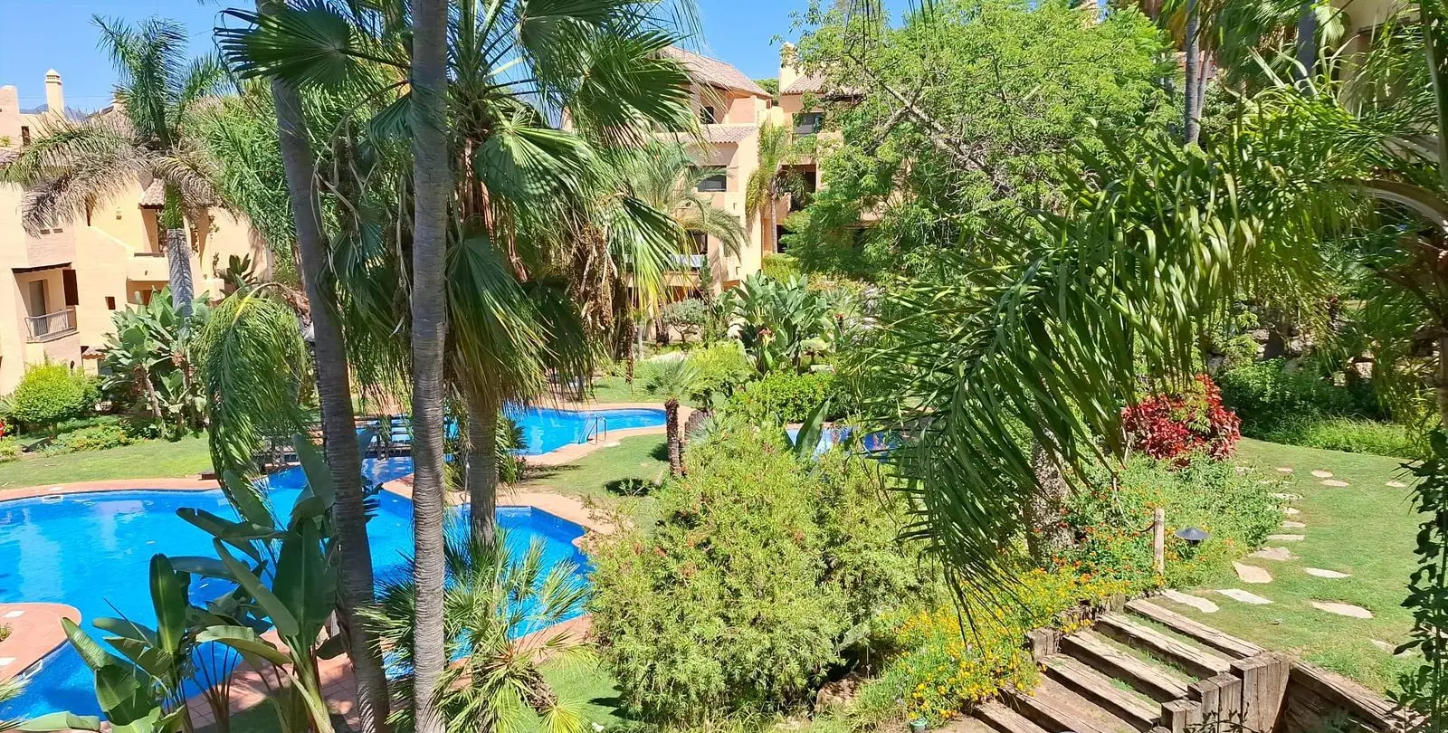 Sale of middle floor apartment in El Paraiso 2