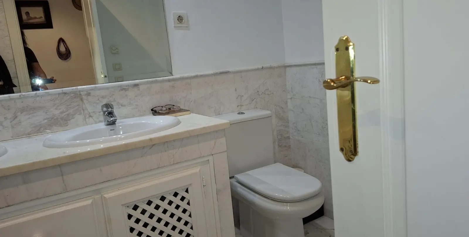 Sale of middle floor apartment in El Paraiso 4