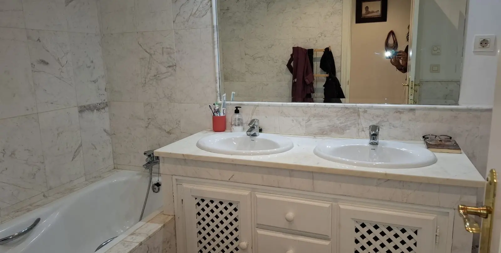 Sale of middle floor apartment in El Paraiso 6