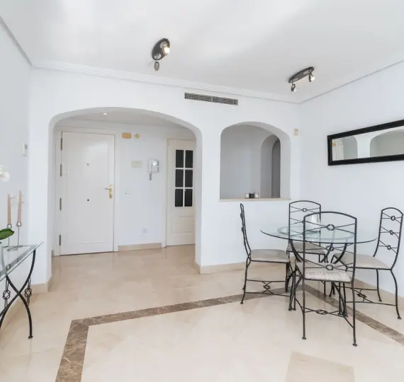 Продажа апартаментов на среднем этаже в Los Arqueros