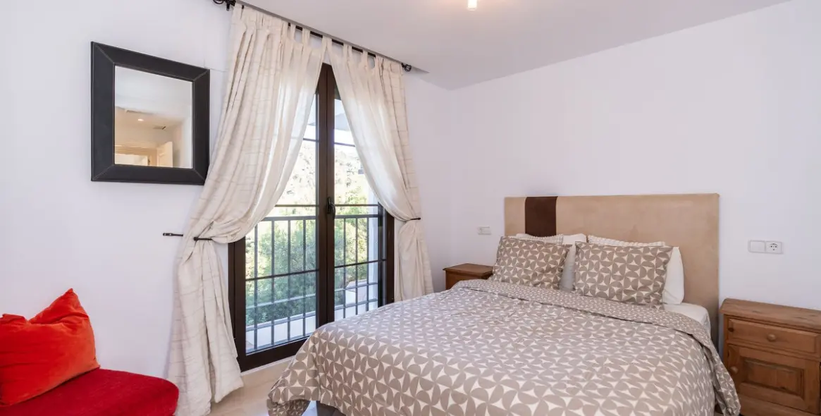 Продажа апартаментов на среднем этаже в Los Arqueros 9