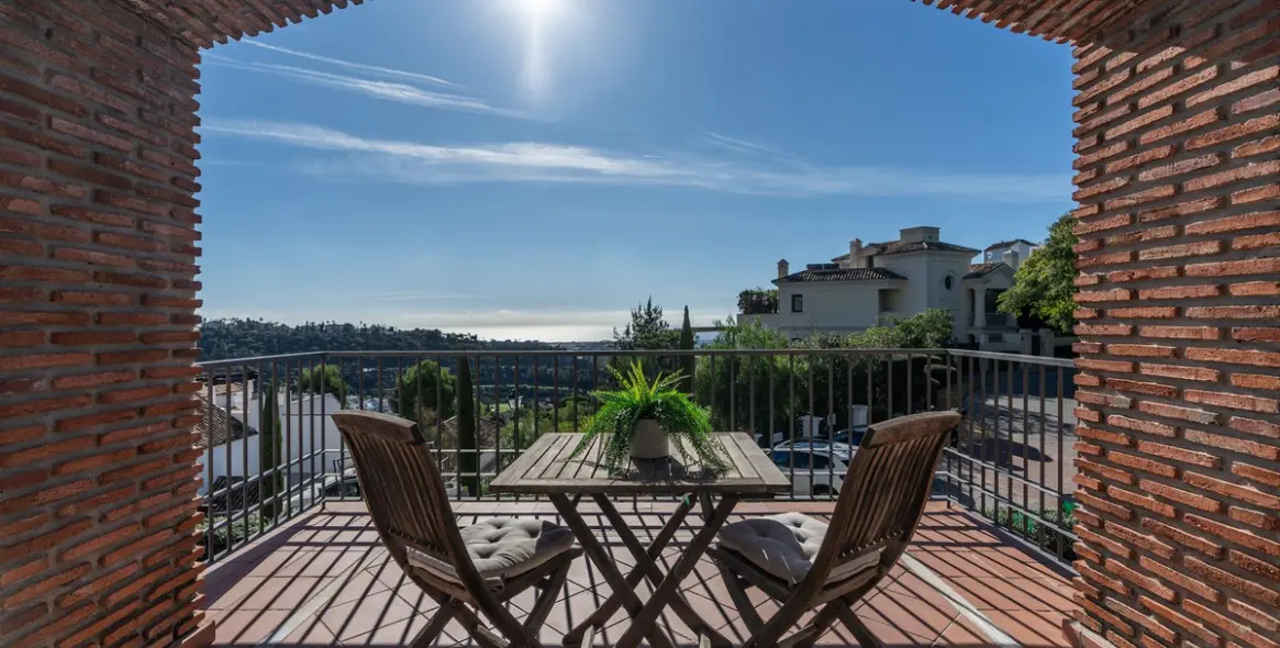 Продажа апартаментов на среднем этаже в Los Arqueros 11