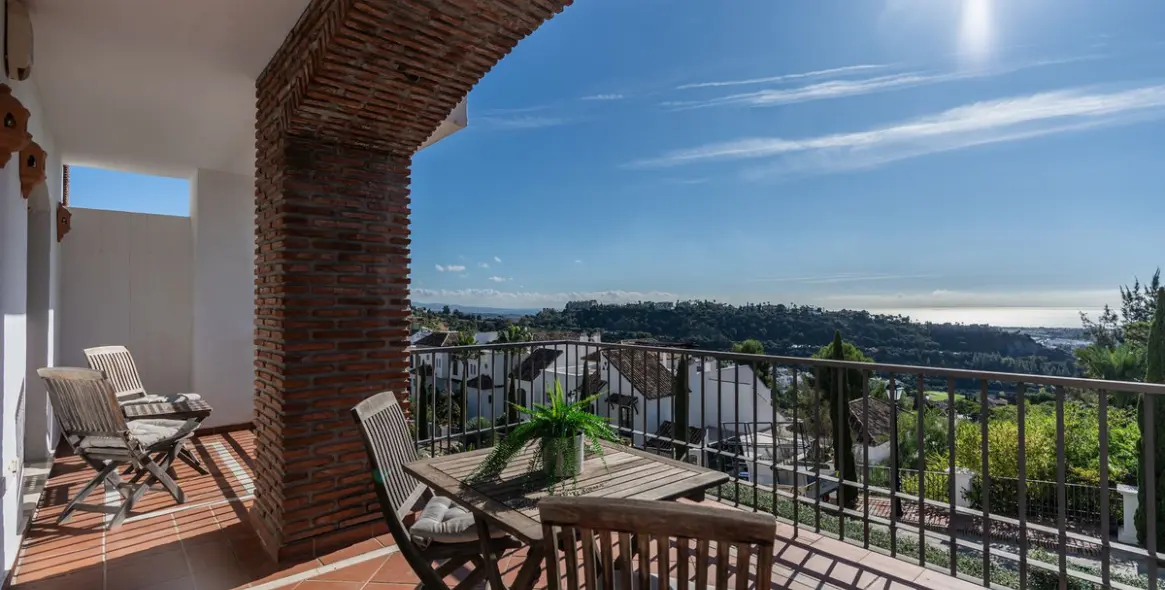 Продажа апартаментов на среднем этаже в Los Arqueros 13