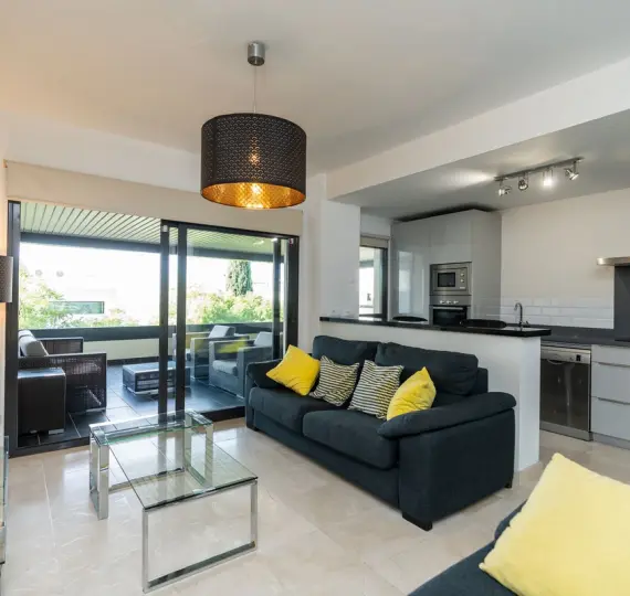 Продажа апартаментов на среднем этаже в Los Flamingos