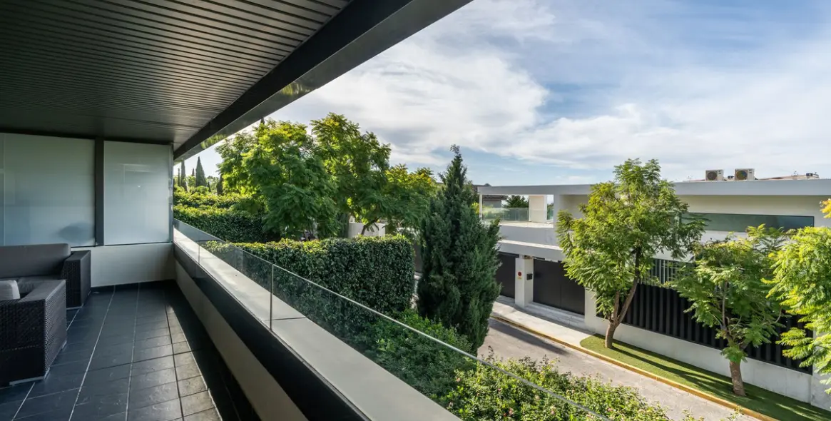 Продажа апартаментов на среднем этаже в Los Flamingos 18