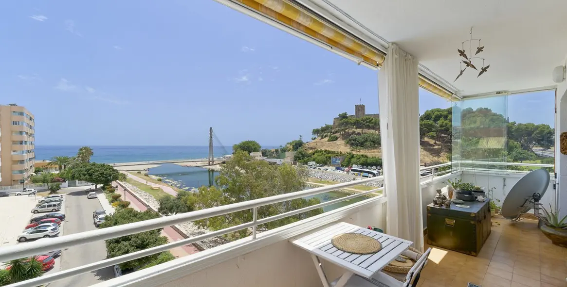 Sale of middle floor apartment in Fuengirola 1