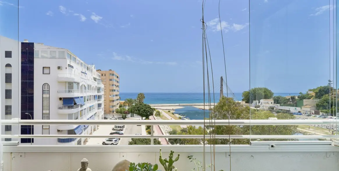 Sale of middle floor apartment in Fuengirola 2