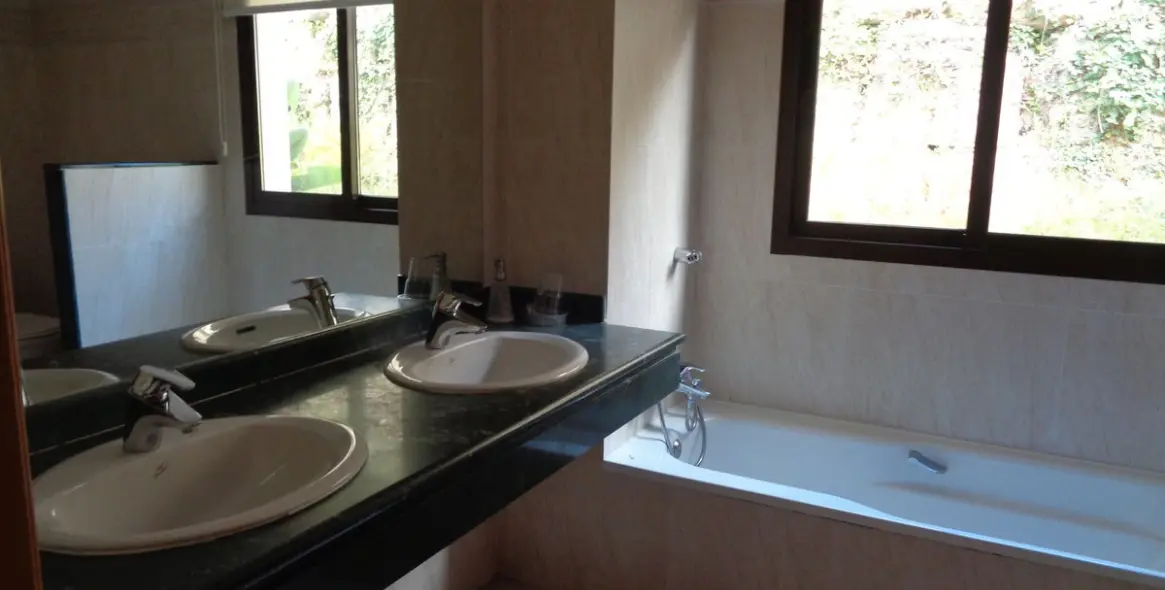 Sale of middle floor apartment in Benahavís 23