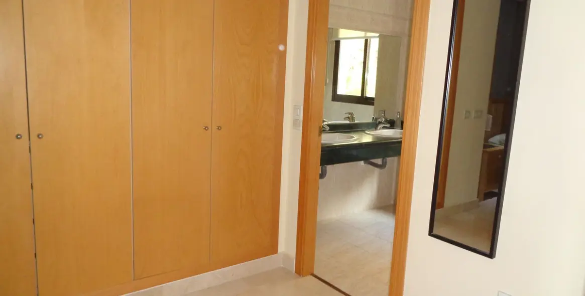 Sale of middle floor apartment in Benahavís 24