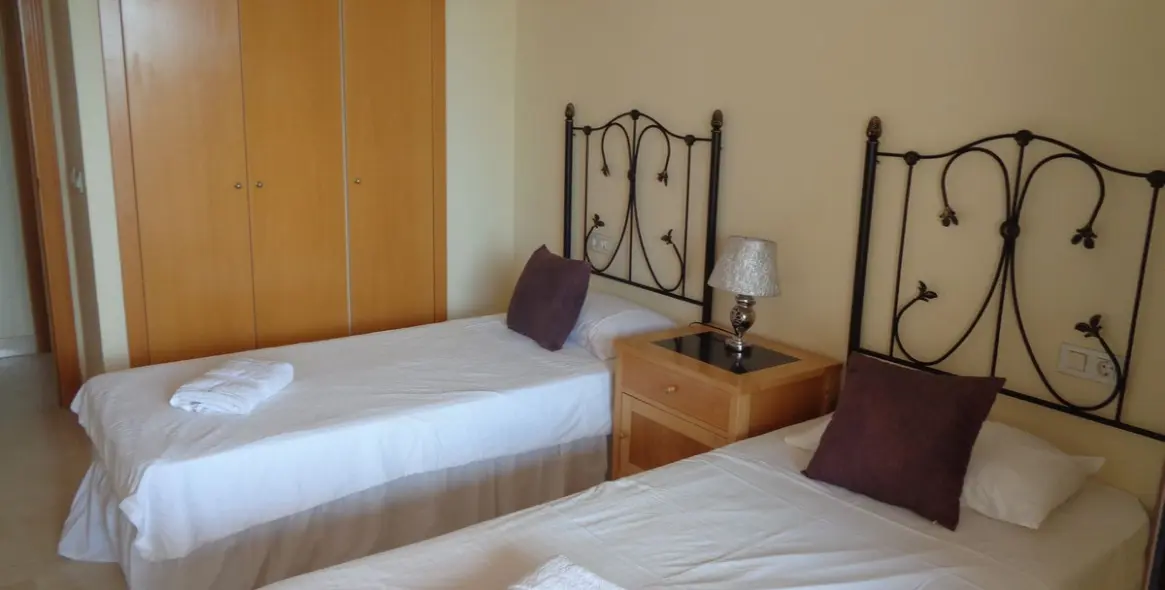 Sale of middle floor apartment in Benahavís 25