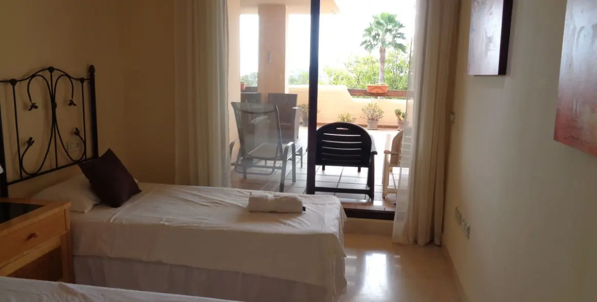 Sale of middle floor apartment in Benahavís 26