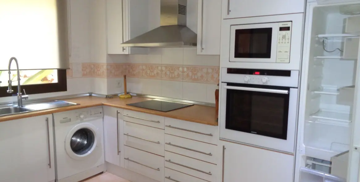 Sale of middle floor apartment in Benahavís 30