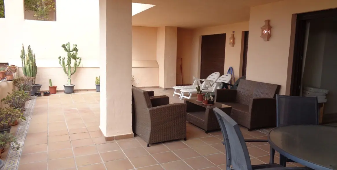 Sale of middle floor apartment in Benahavís 32