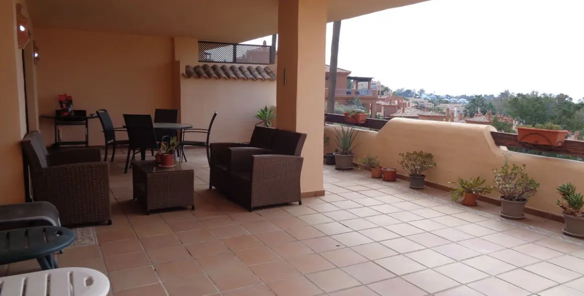 Sale of middle floor apartment in Benahavís 33