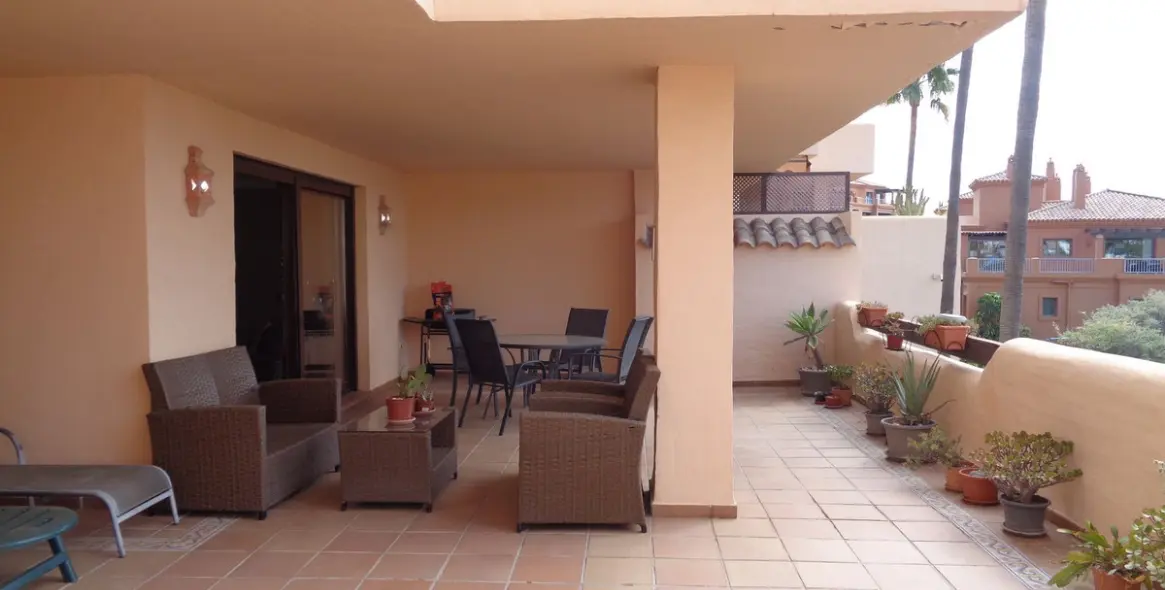 Sale of middle floor apartment in Benahavís 34