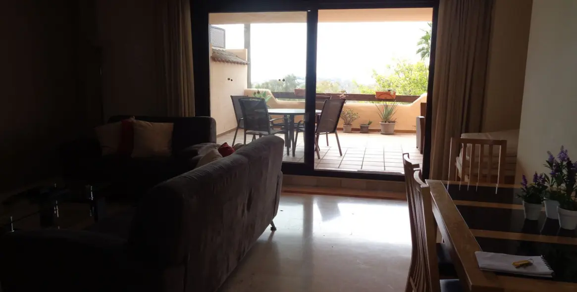 Sale of middle floor apartment in Benahavís 35