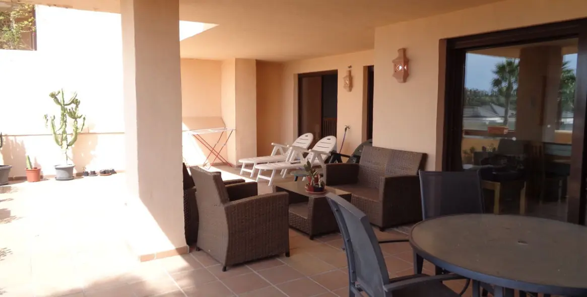 Sale of middle floor apartment in Benahavís 41