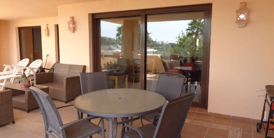 Sale of middle floor apartment in Benahavís 43