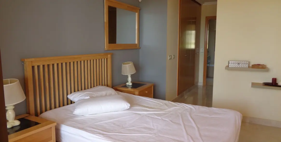 Sale of middle floor apartment in Benahavís 44