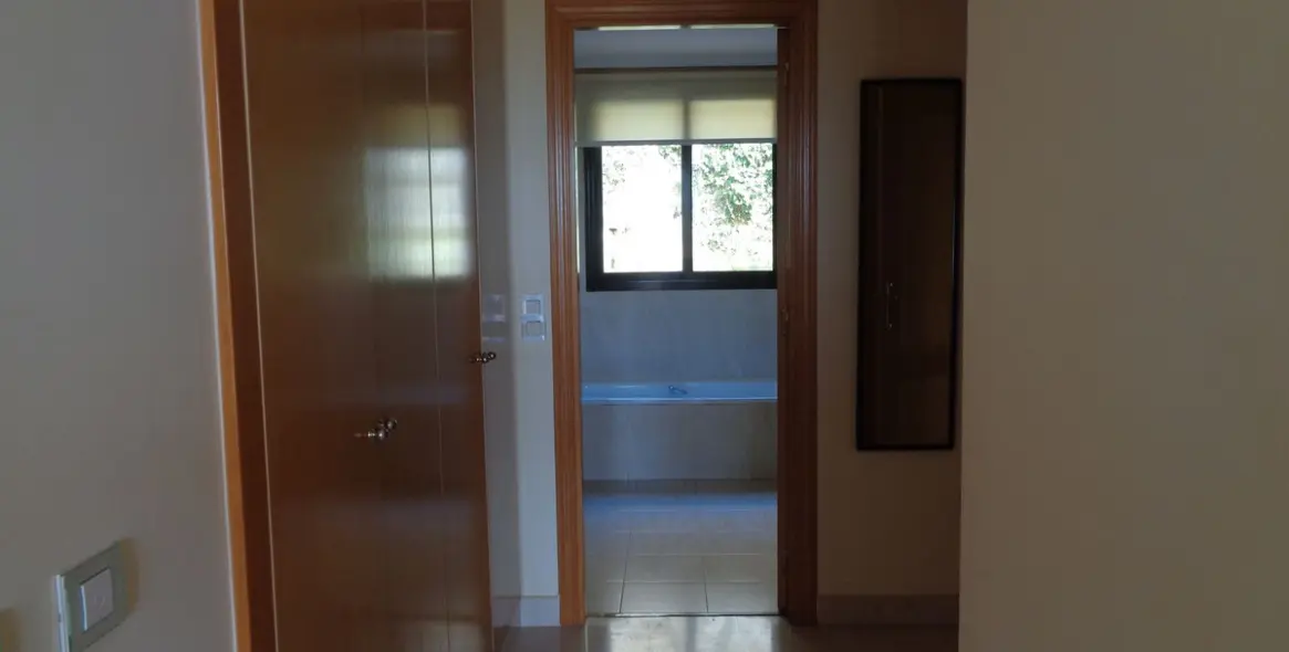 Sale of middle floor apartment in Benahavís 45