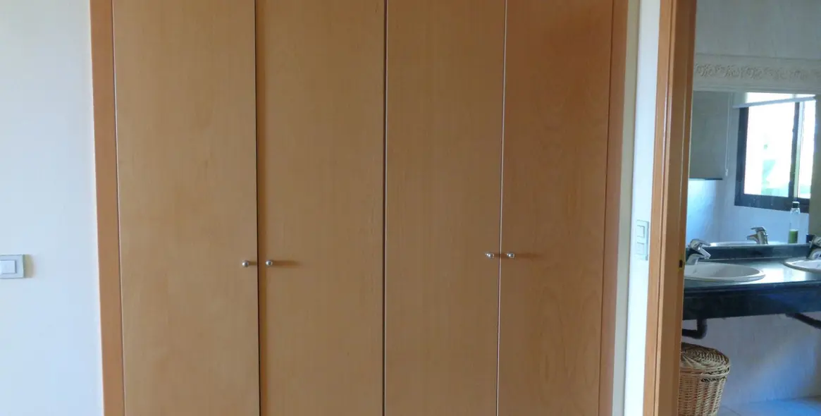 Sale of middle floor apartment in Benahavís 46